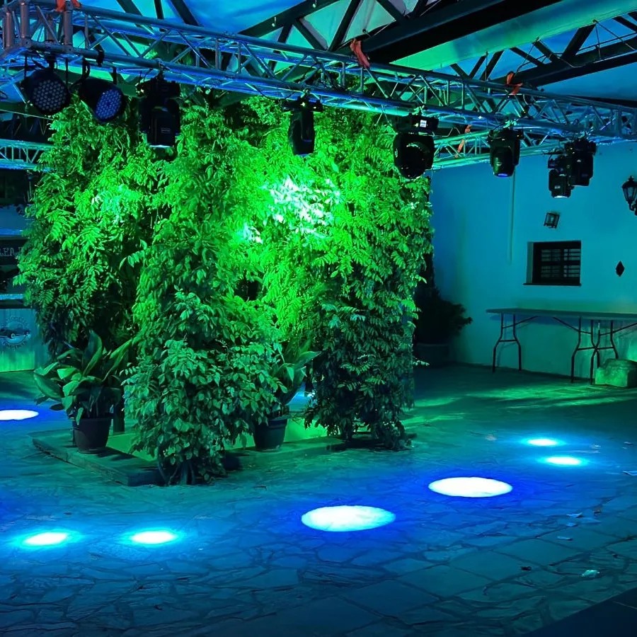 Montaje de iluminación LED y truss para celebración exterior
